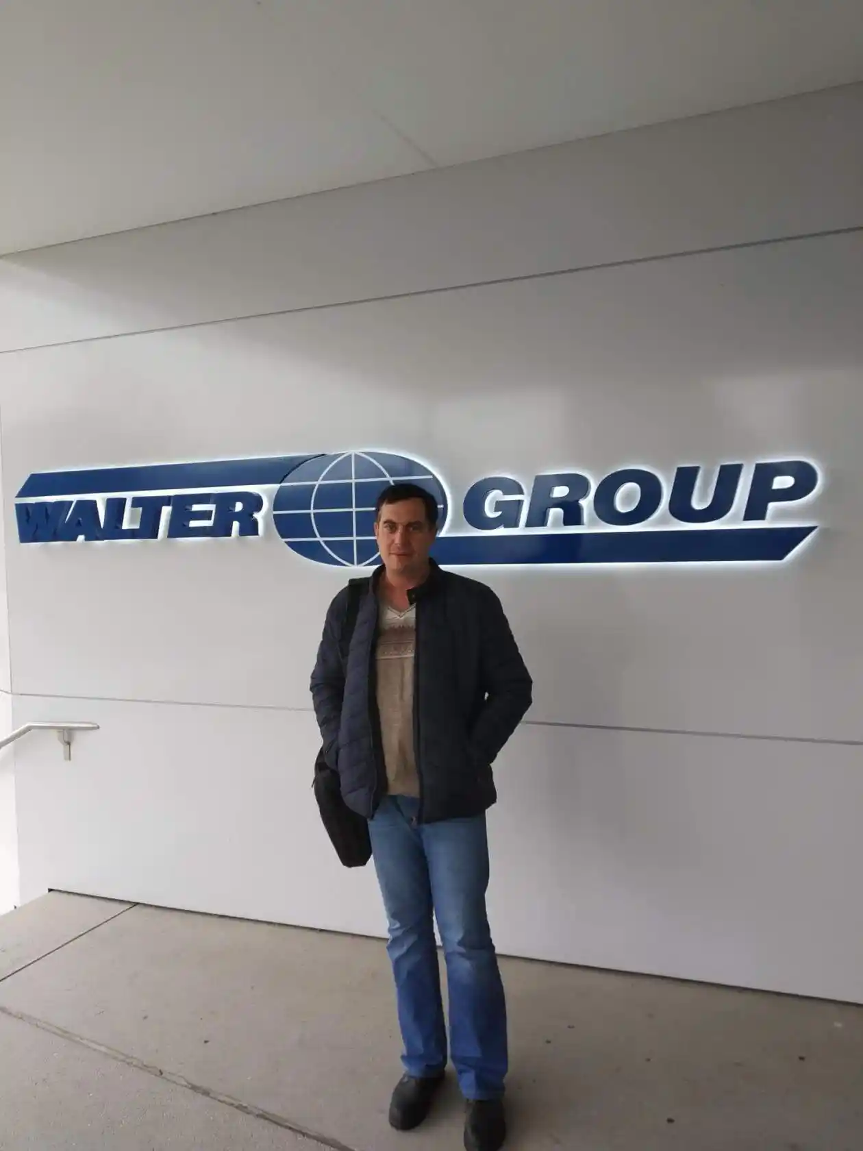 Виталий Хмель рядом с вывеской Walter Group, 2020